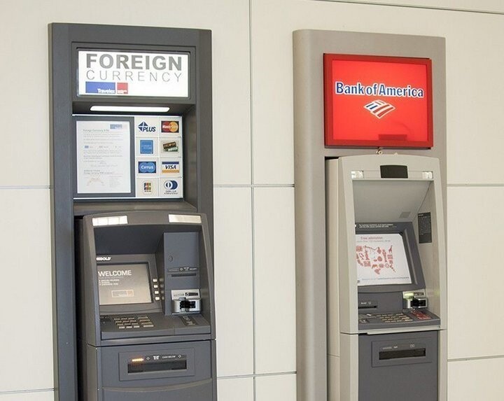 20. В целях экономии вместо пунктов обмена валюты в аэропорту пользуйтесь банкоматами.