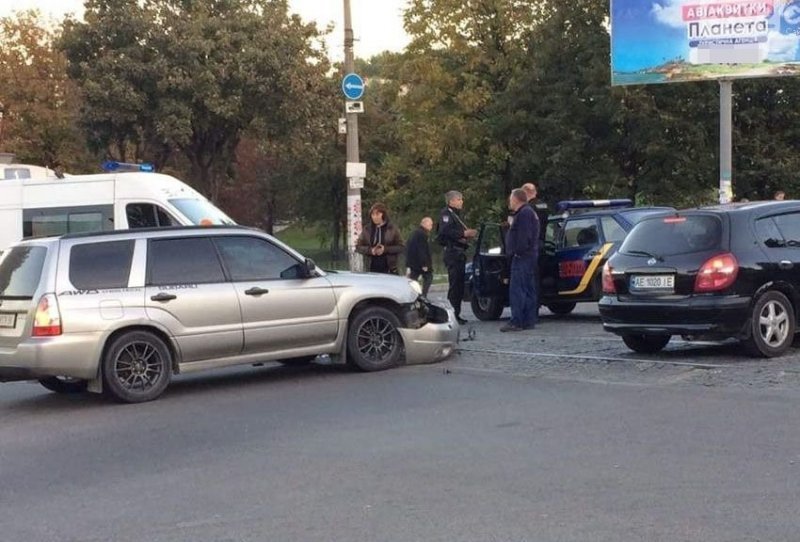 Мотоциклист с пассажиром врезался в автомобиль