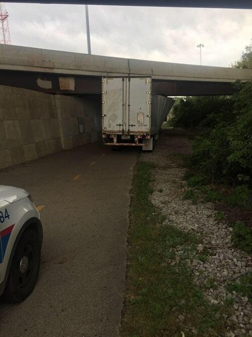 Заблудившийся водитель грузовика застрял под мостом
