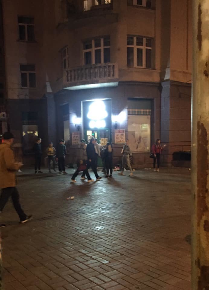 В центре Киева огромная толпа детей ограбила магазин