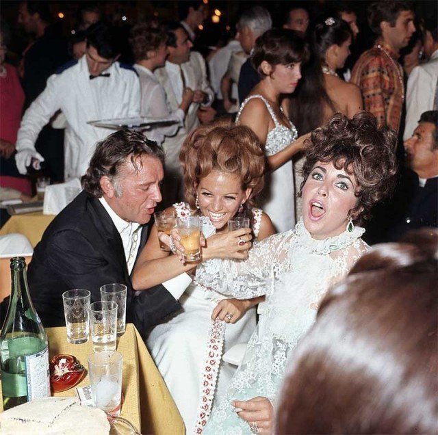 Ричард Бертон, Клаудиа Кардинале и Элизабет Тейлор, на вечеринке в дворце Ca 'Vendramin Calergi во время Венецианского кинофестиваля 1967 года. 