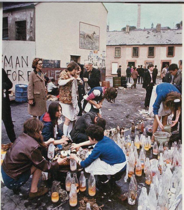 Девушки делают зажигательные смеси во время схватки за Богсайд, 1969 год, Северная Ирландия