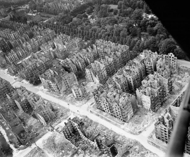 Гамбург после четырех бомбардировочных налетов союзников в июле 1943 года, в результате которых погибло около 50 000 человек.