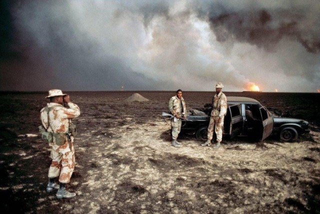 Морпехи США фотографироваются на фоне сгоревшего автомобиля, Кувейт, 1991 год.