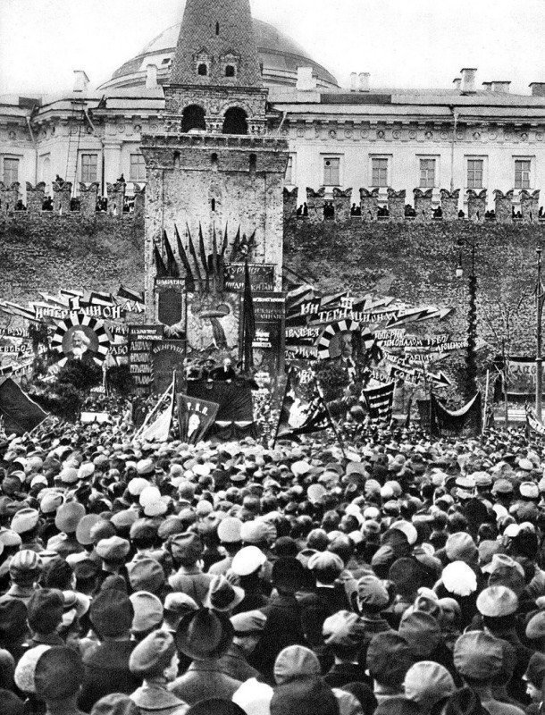 Ещё живой Ленин выступает с трибуны, на месте которой вскоре установят мавзолей, 1 мая 1919 год.