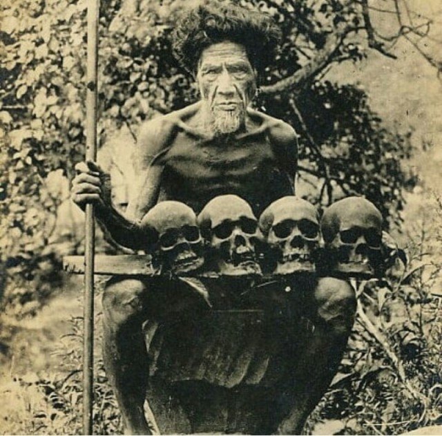 Воин из племени охотников за головами Ифугао,Филлипины. 