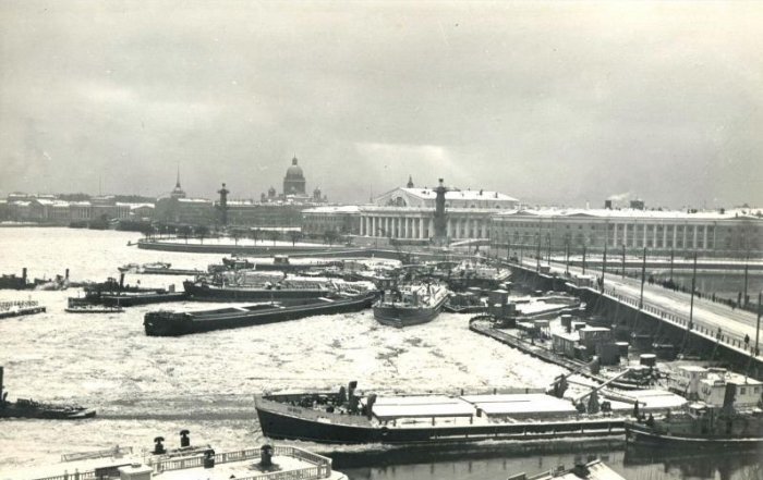 Навал судов на мост Строителей, 1956 год, Ленинград  Шквальный ветер сорвал с якорей более 30 судов и бросил их на мост. 12 ноября 1956 года.