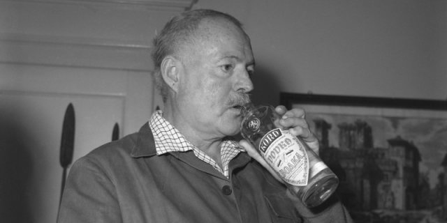Эрнест Хемингуэй и водка, 1940-е.