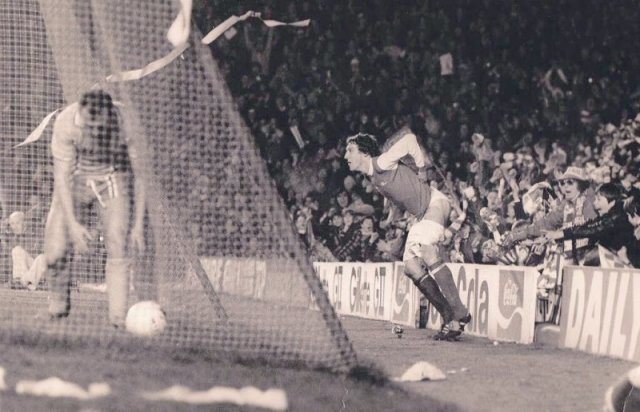 Игрок лондонского арсенала Сэмми Нельсон радуется забитому голу перед гостевыми трибунами, 1979 год.
