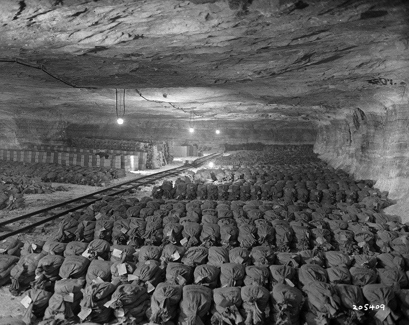 Соляная шахта с золотом, награбленным нацистами. 1945 г.