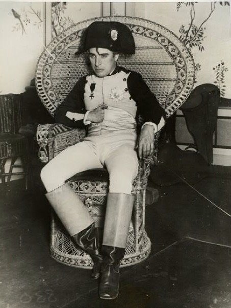 Чарли Чаплин на костюмированной вечеринке, 1925 г.