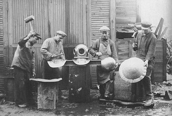 Мастера по изготовлению водолазного снаряжения. Россия. 1880-е годы.