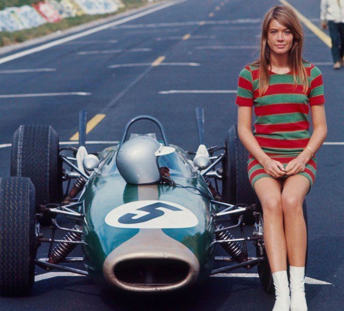 Франсуаза Арди верхом на болиде Формулы 1. 1966 год.