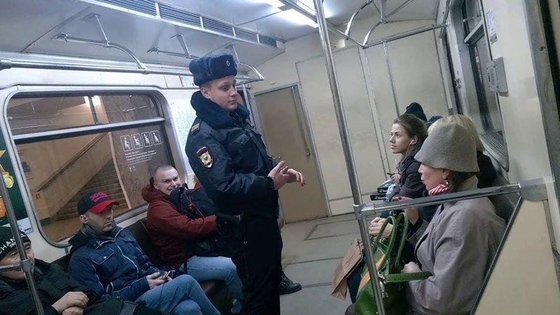 Женщина вызвала полицию в вагон метро из-за девушки с музыкой в наушниках – забавное видео 