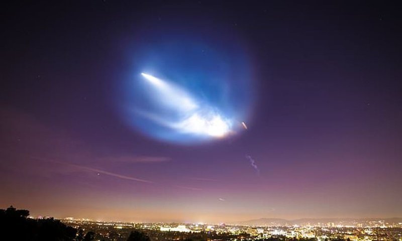 Видео: запуск Falcon 9 и успешное приземление первой ступени в Калифорнии