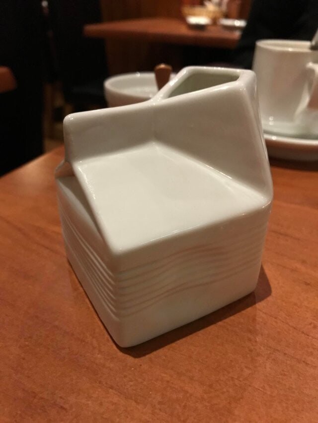 9. Керамический молочник в виде картонной упаковки молока. Это мило
