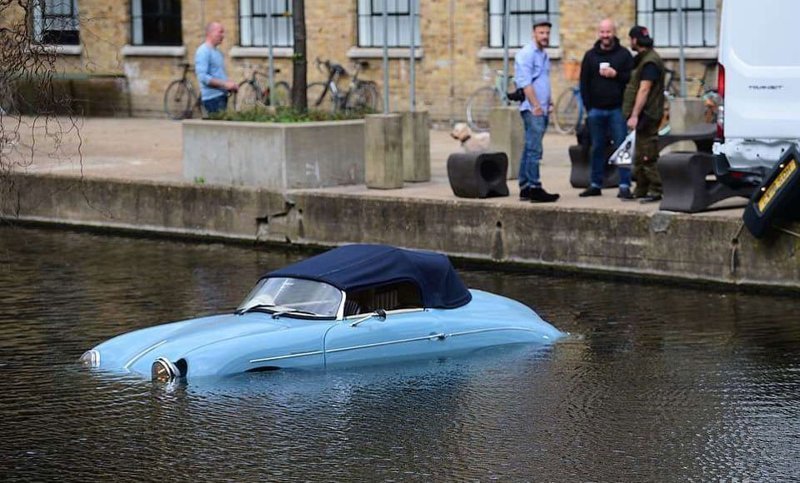 Водитель фургона столкнул классический Porsche в канал, сдавая назад