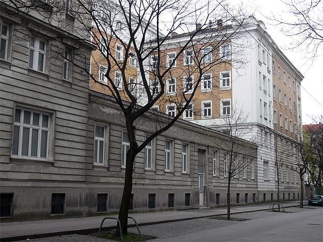 "Гей-хостел": будущий фюрер прожил три года в мужском общежитии в Бригиттенау, Вена, которое имело "репутацию места, где мужчины встречались для гомосексуальных утех" 