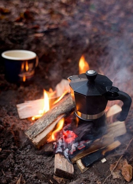 Можно сварить какао или кофе, кому что по душе. Некоторые кофеманы готовы брать с собой на природу даже кофеварку.
