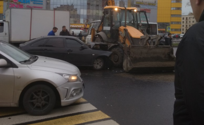 Это было покушение: Стас Барецкий столкнулся с трактором в Питере