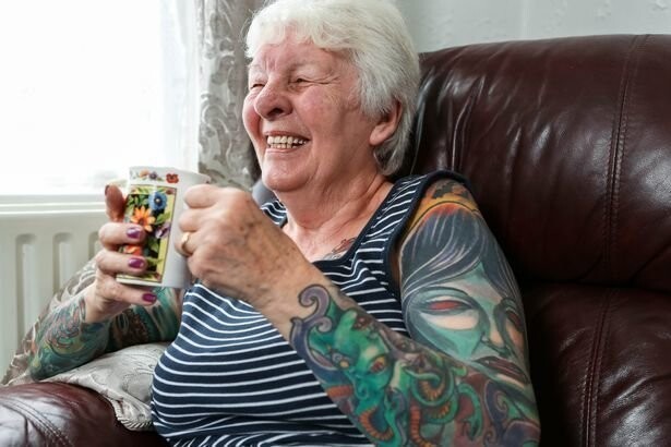 Британская старушка после смерти мужа усеяла тело татуировками