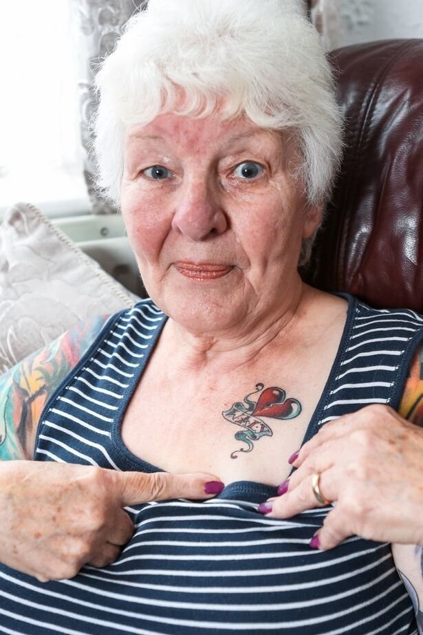 Британская старушка после смерти мужа усеяла тело татуировками
