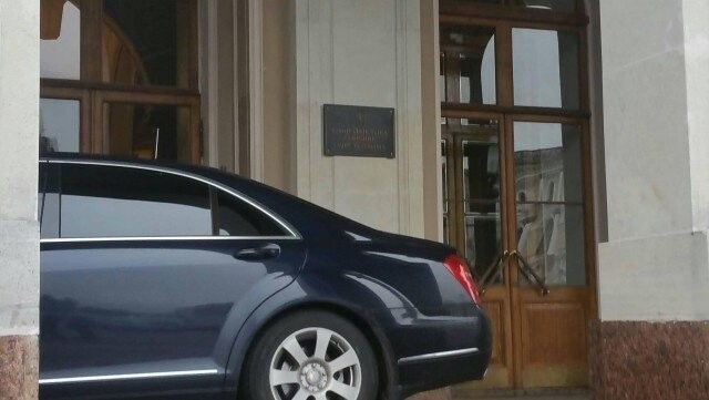 Как паркует автомобиль врио губернатора Санкт-Петербурга Александр Беглов