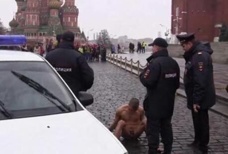 Голая «оппозиция»: зачем акционисты и другие маргиналы калечат себя?