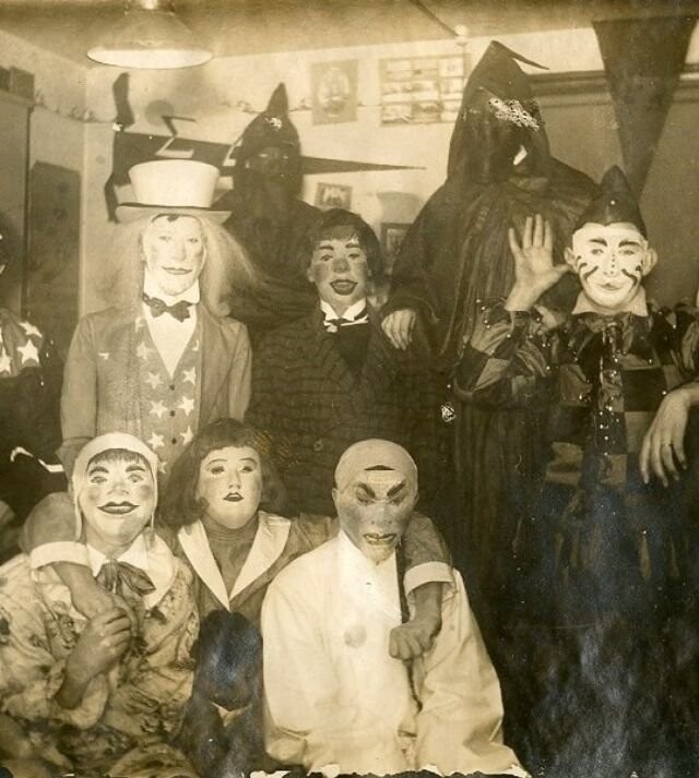Винтажные фотографии до жути страшных костюмов на Хэллоуин