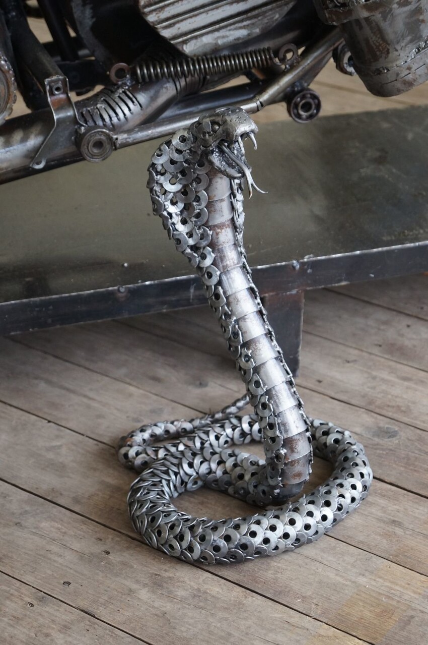 Змея из металла