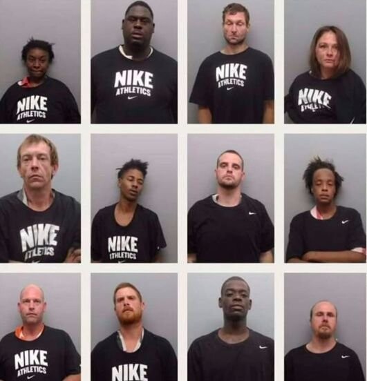 Шериф одевал заключённых на фото в футболки Nike