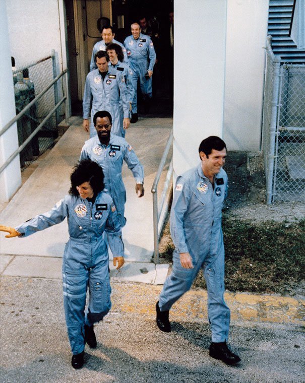 Команда идет на борт космического шаттла. Через 73 секунды после взлета он разбился. Все 7 членов экипажа погибли. 