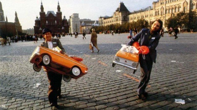 Из ГУМа с покупками, 1980 год, Москва 
