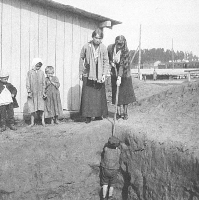 Великие княжны Ольга и Анастасия вытаскивают крестьянского мальчика из ямы, 1915 год, Могилев