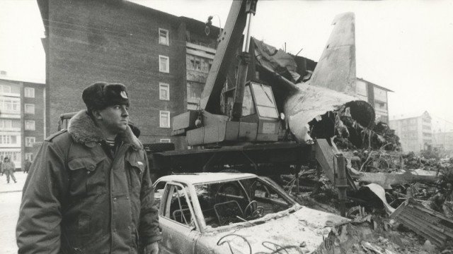 Спасательная операция на месте крушения самолета Ан-124 "Руслан", упавшего на жилой дом во Втором Иркутске, задев детдом. Погибли 76 человек, из них 4 ребенка. 1997г.