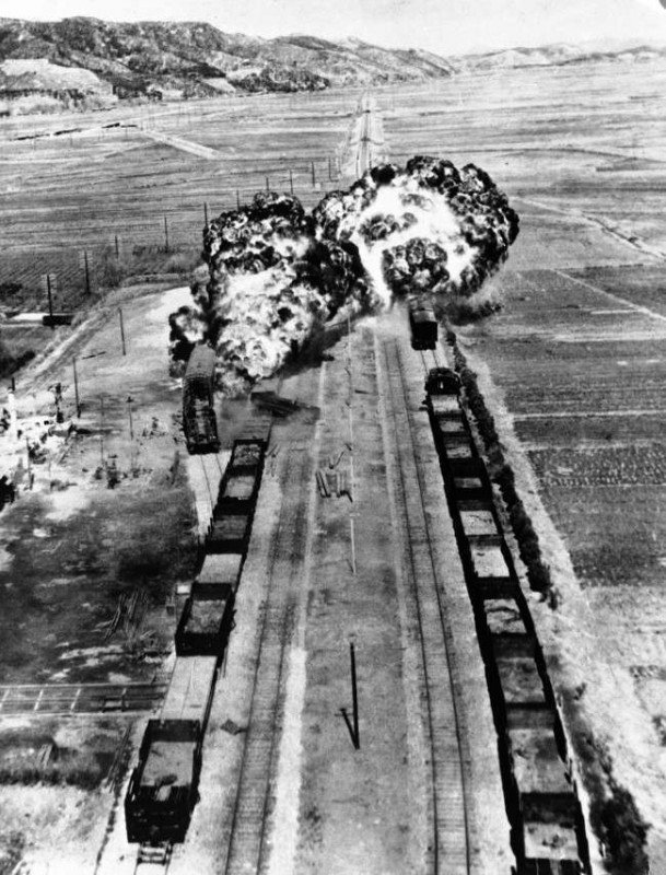 Американские бомбардировщики наносят авиаудар но корейской железнодорожной станции. 1951г.