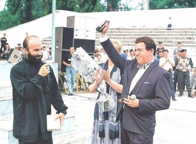 Шамиль Басаев вручает именной пистолет ПМ Иосифу Кобзону «За поддержку Чеченской Республики Ичкерия», 1997 год.