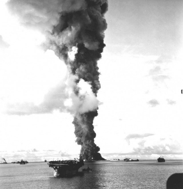 Горящий танкер USS Mississinewa после попадания первой японской управляемой торпеды. Погибло 63 члена экипажа. 20 ноября 1944