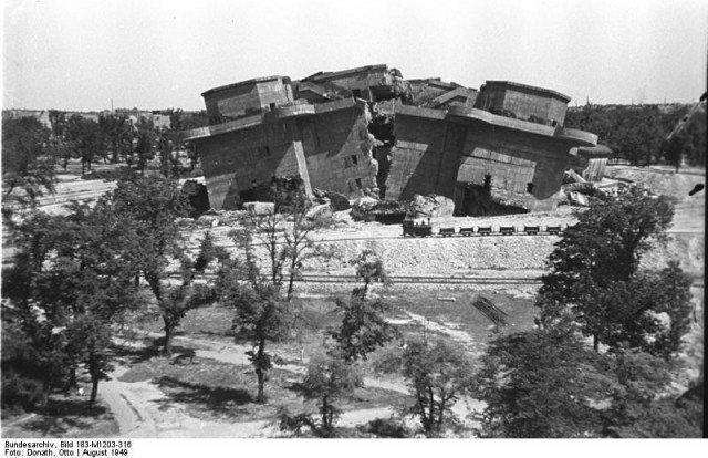  Взорванная зенитная башня нацистов. Берлин. 1949