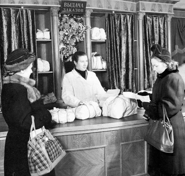  1953 г. Б. Рябинина и Д. Шоломовича. Стол заказов в Елисеевском магазине