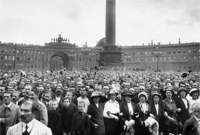 В ожидании легкой и победоносной кампании жители Санкт-Петербурга с радостью встречают речь Николая II об объявлении войны. 2 августа 1914 года.