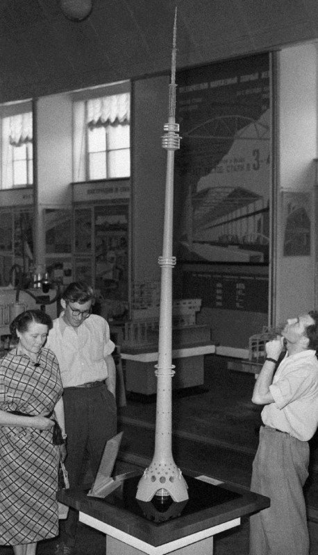 Посетители ВДНХ осматривают макет первоначального проекта Останкинской телебашни. Москва, 1960–е годы.