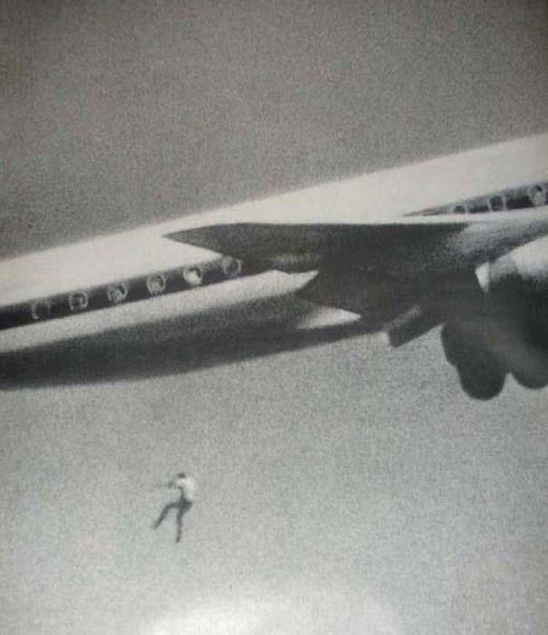 Кит Сапсфорд очень хотел путешестовать, поэтому забрался в нишу, куда убираются шасси самолета. При взлете он не удержался и выпал. Снимок сделал фотограф, который находился в аэропорту.