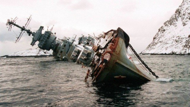 Туристическая достопримечательность Норвегии – крейсер «Мурманск»  После шторма 1994 года так и остался в Норвежском море.
