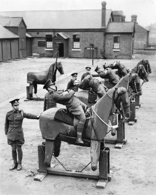 Новобранцы 7-го Королевского гусарского полка учатся балансировать на деревянных лошадях 
