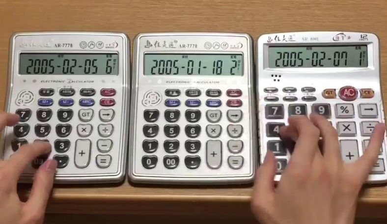Японец сыграл любимую мелодию на трех калькуляторах, и это было круто