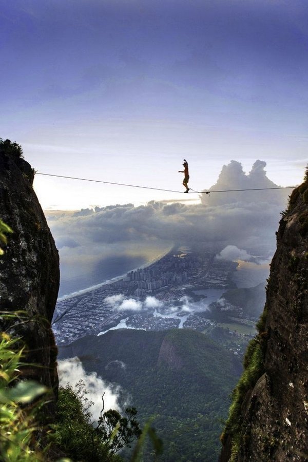 Слэклайнер Брайан Мосбо совершает прогулку по канату на высоте 850 метров. Рио-де-Жанейро, Бразилия. 