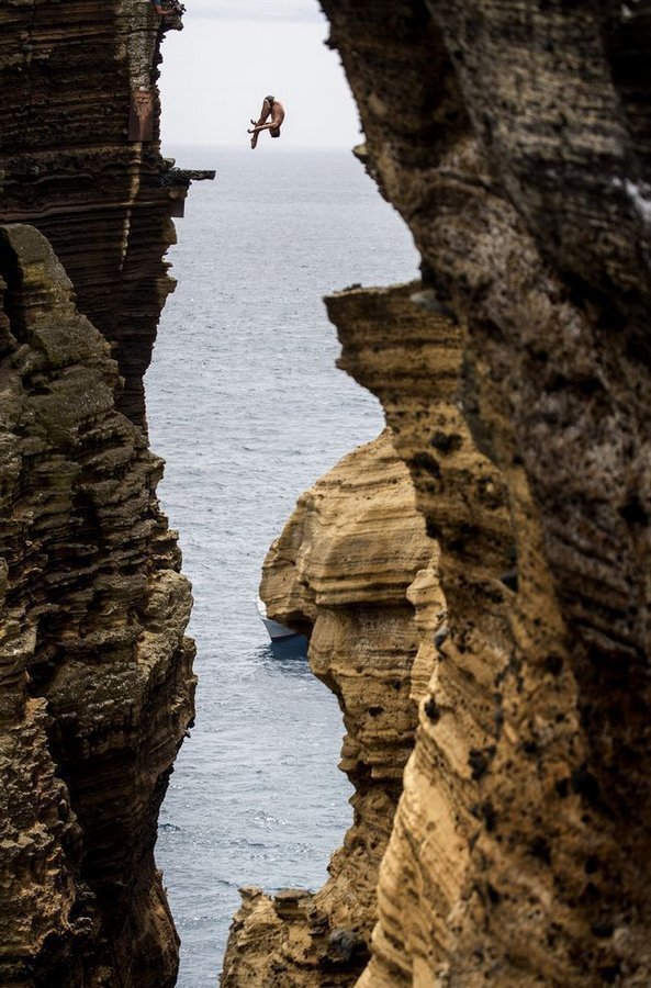 Колумбиец Орландо Дюк совершает прыжок со скалы во время серии Red Bull Cliff Diving World Series. Азорские острова, Португалия 