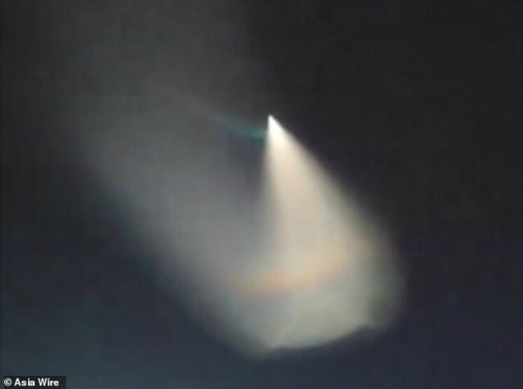 И снова НЛО: в небе над Пекином заметили загадочное свечение