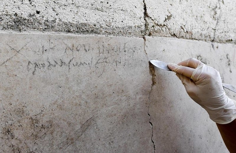 Археологи обнаружили угольную надпись на одной из стен разрушенного города Помпеи